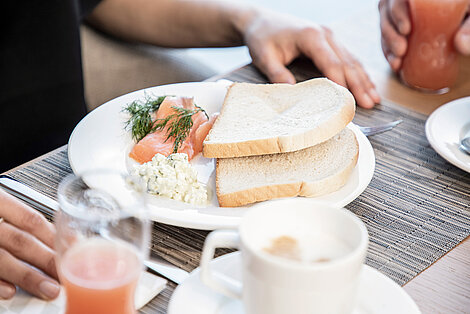 Toastbrot mit Lachs zum Frühstück